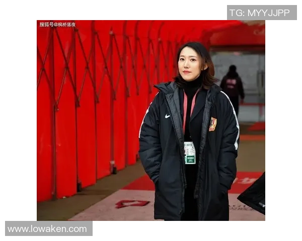 个性发型与足球梦想交织的女孩们展现青春活力与无限可能