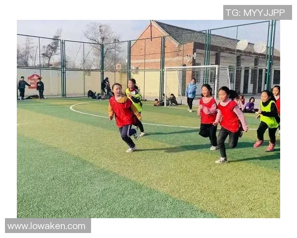 西藏女孩足球梦想启航展现青春力量与拼搏精神 西藏女孩足球梦想启航展现青春力量与拼搏精神