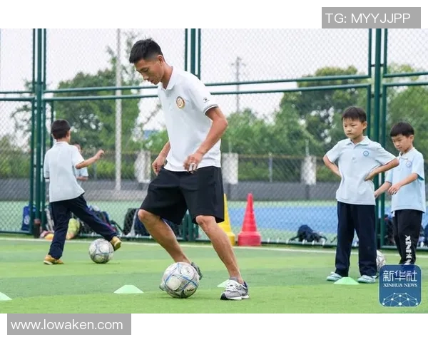 足球K席的魅力与挑战:探讨足球场上的战术与团队合作精神 足球K席的魅力与挑战:探讨足球场上的战术与团队合作精神