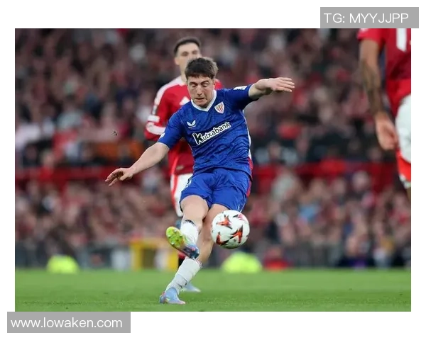 足球进球庆祝飞吻动作解析与明星球员的独特表达方式